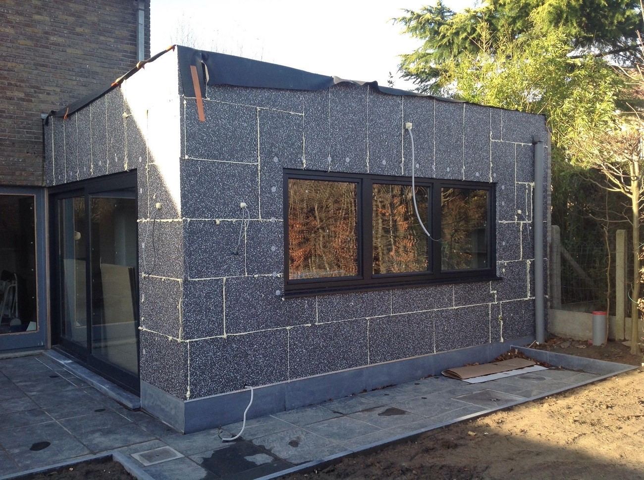 Gevel van een aanbouw met isolatieplaten