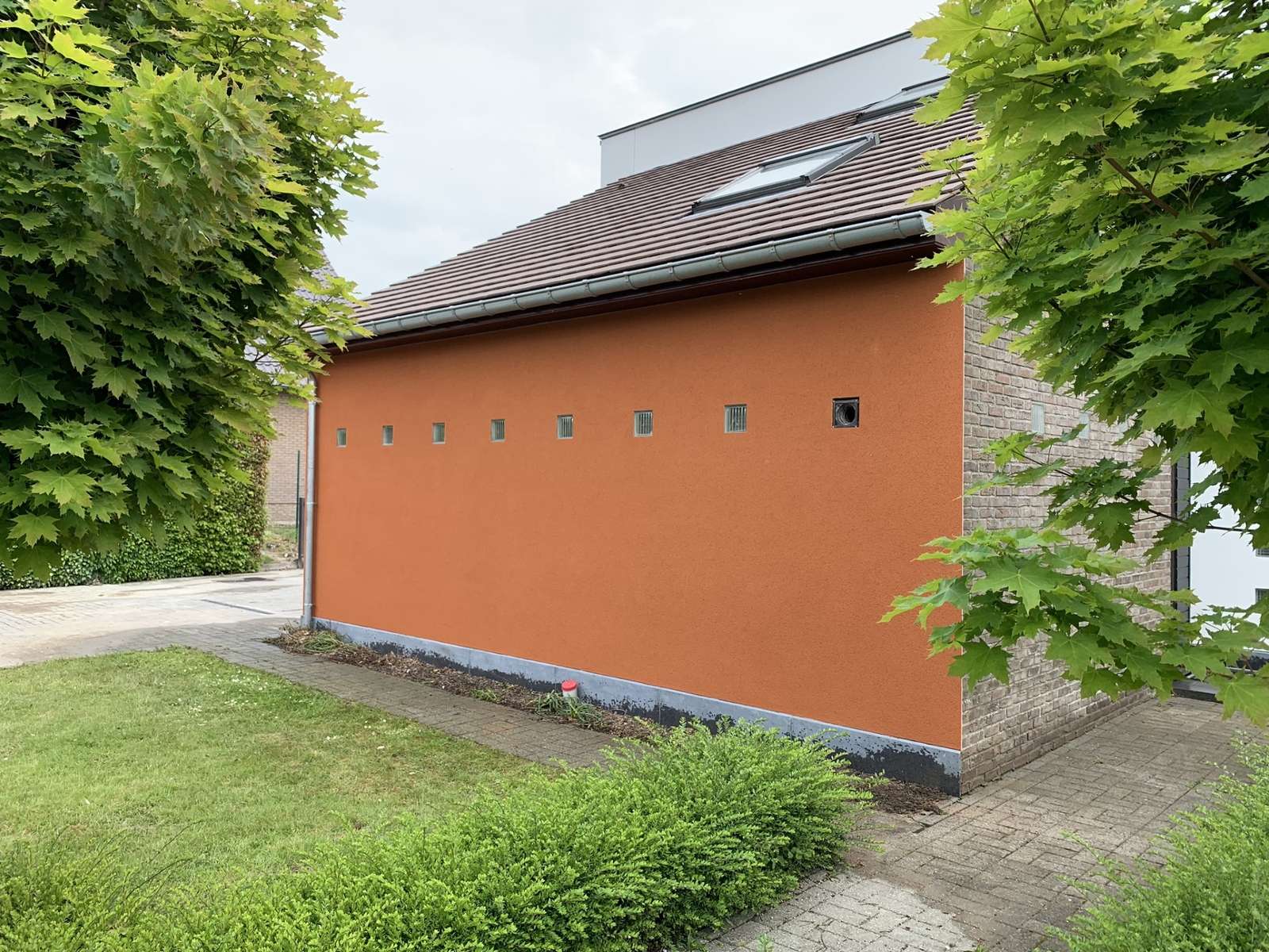 Gevel met oranje krabpleister