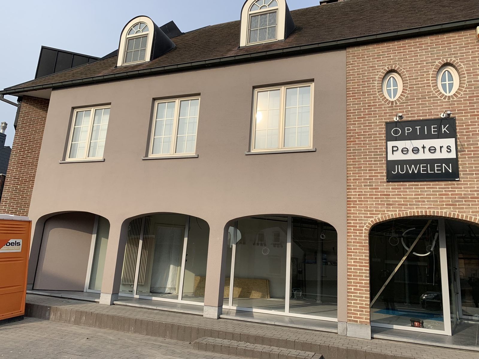 Geschilderde gevel van een handelspand