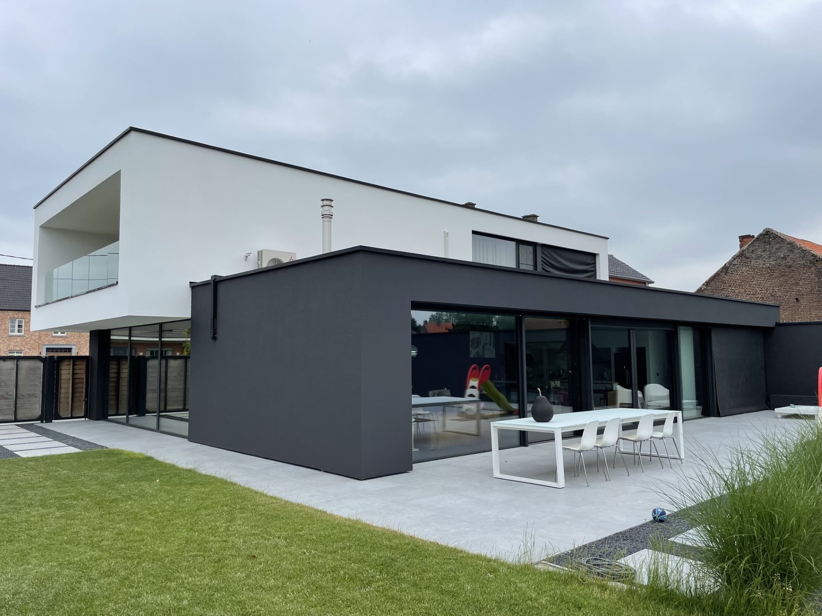 Moderne woning met witte en donkere gevel in Zoutleeuw